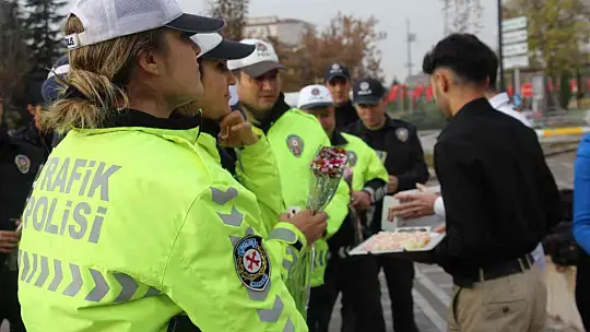 Öğrenciler görev başındaki polisleri unutmadı