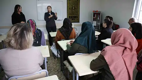 Okuma yazma kursundaki kadınlara 'KADES' semineri