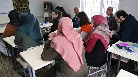 Okuma yazma kursundaki kadınlara 'KADES' semineri