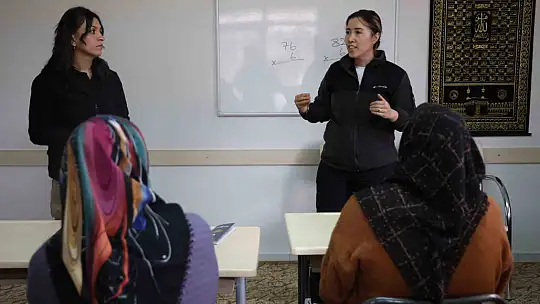 Okuma yazma kursundaki kadınlara 'KADES' semineri