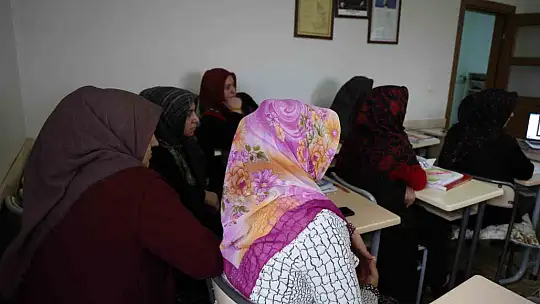 Okuma yazma kursundaki kadınlara 'KADES' semineri
