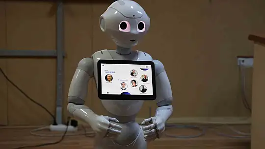 Otizmli çocuklar insansı robot 'Pepper' ile öğrenecek