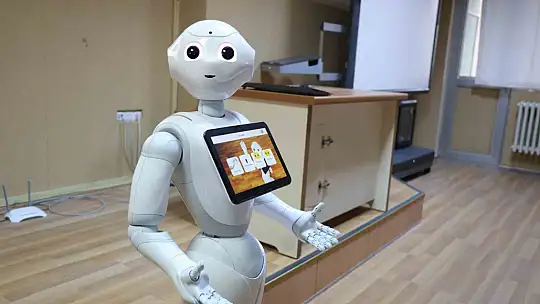 Otizmli çocuklar insansı robot 'Pepper' ile öğrenecek