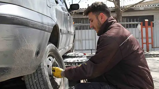 Oto lastikçilerde değişim yoğunluğu yaşanıyor