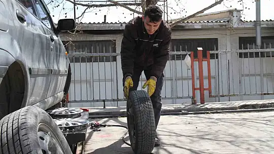 Oto lastikçilerde değişim yoğunluğu yaşanıyor