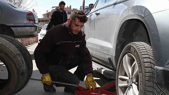 Oto lastikçilerde değişim yoğunluğu yaşanıyor
