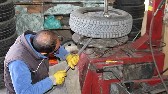 Oto lastikçilerde değişim yoğunluğu yaşanıyor