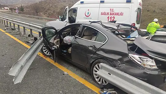 Otomobil bariyerlere ok gibi saplandı: 1 ölü, 1 yaralı