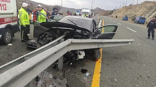 Otomobil bariyerlere ok gibi saplandı: 1 ölü, 1 yaralı