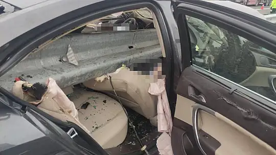 Otomobil bariyerlere ok gibi saplandı: 1 ölü, 1 yaralı