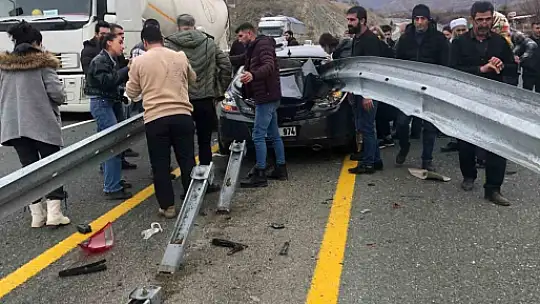 Otomobil bariyerlere ok gibi saplandı: 1 ölü, 1 yaralı