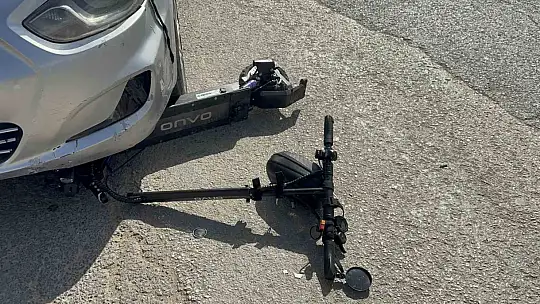 Otomobil ile scooterın çarpışma anı kameralara yansıdı