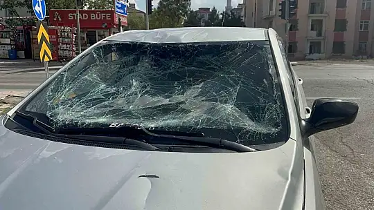 Otomobil ile scooterın çarpışma anı kameralara yansıdı