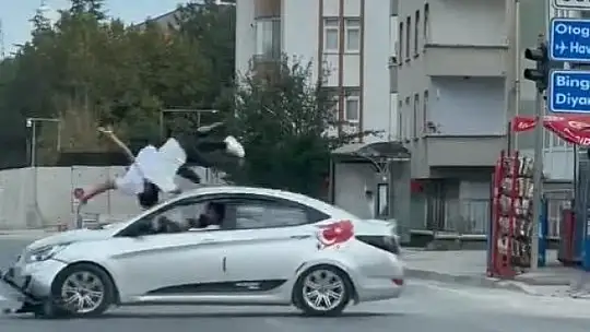 Otomobil ile scooterın çarpışma anı kameralara yansıdı