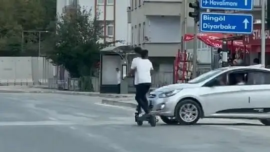 Otomobil ile scooterın çarpışma anı kameralara yansıdı