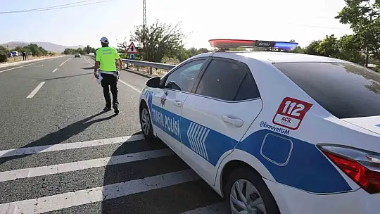 Otomobil karşı şeride uçtu: 5 yaralı