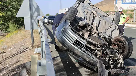 Otomobil karşı şeride uçtu: 5 yaralı