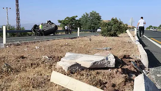 Otomobil karşı şeride uçtu: 5 yaralı