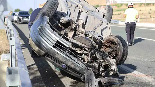 Otomobil karşı şeride uçtu: 5 yaralı