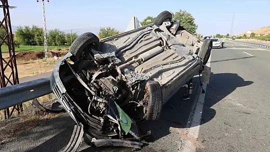 Otomobil karşı şeride uçtu: 5 yaralı