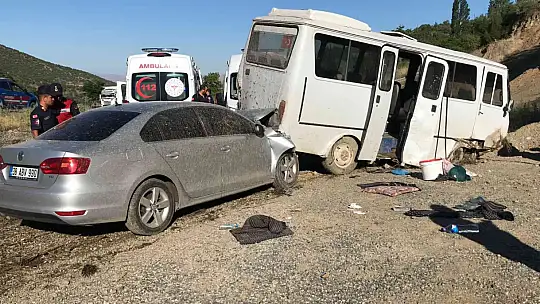 Otomobil tarım işçilerini taşıyan minibüse çaptı: 17 yaralı
