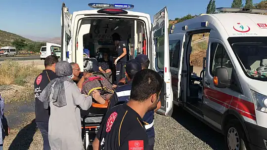 Otomobil tarım işçilerini taşıyan minibüse çaptı: 17 yaralı