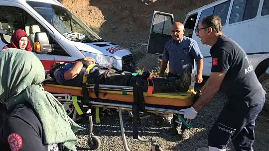 Otomobil tarım işçilerini taşıyan minibüse çaptı: 17 yaralı