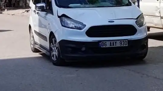 Otomobilin bisikletli şahsa çarpma anı kameralara yansıdı