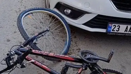 Otomobilin bisikletli şahsa çarpma anı kameralara yansıdı