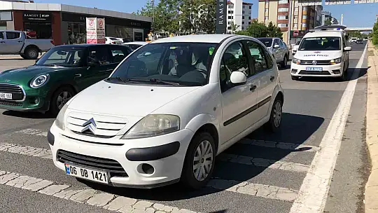 Otomobilin çarptığı yaya yaralandı
