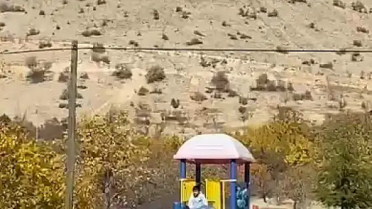 Oyun oynamayı bırakıp kaydırak üzerinde namaz kılan çocuk İHA'ya konuştu