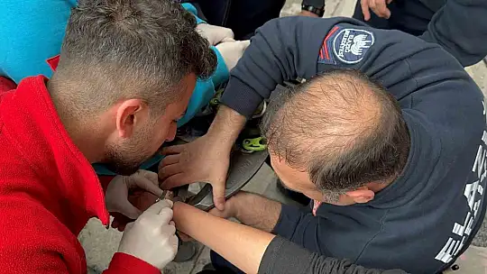 Oyun sırasında eline taktığı kelepçeyi çıkartmak için ekipler bir saat uğraştı