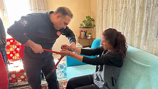 Oyun sırasında eline taktığı kelepçeyi çıkartmak için ekipler bir saat uğraştı