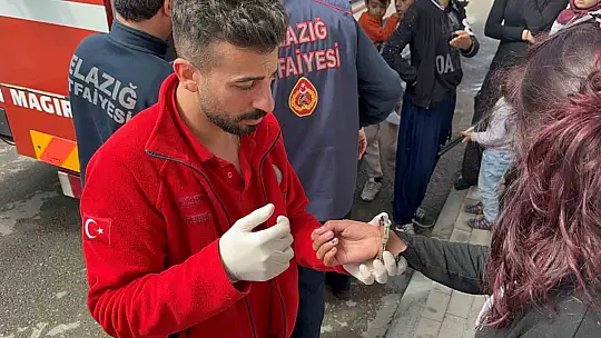 Oyun sırasında eline taktığı kelepçeyi çıkartmak için ekipler bir saat uğraştı