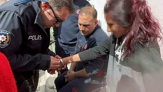 Oyun sırasında eline taktığı kelepçeyi çıkartmak için ekipler bir saat uğraştı