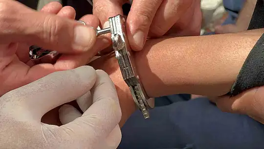 Oyun sırasında eline taktığı kelepçeyi çıkartmak için ekipler bir saat uğraştı