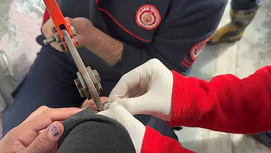 Oyun sırasında eline taktığı kelepçeyi çıkartmak için ekipler bir saat uğraştı