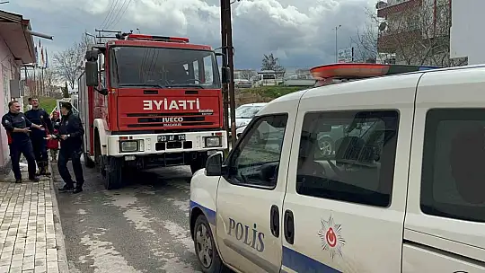 Oyun sırasında eline taktığı kelepçeyi çıkartmak için ekipler bir saat uğraştı