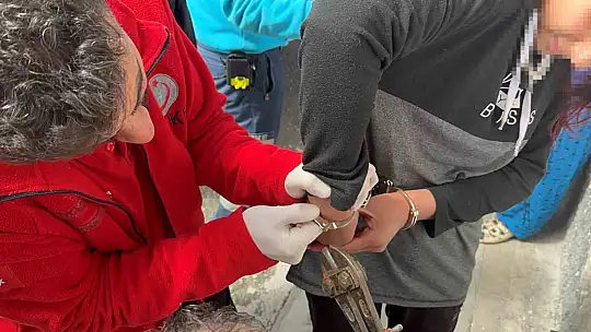 Oyun sırasında eline taktığı kelepçeyi çıkartmak için ekipler bir saat uğraştı