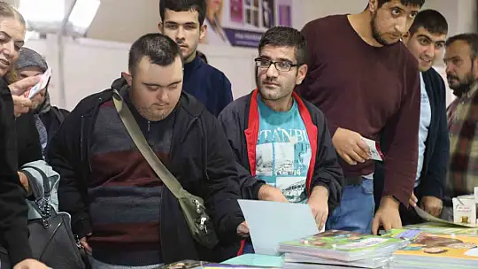 Özel bireyler Elazığ Belediyesi Kitap Fuarını gezdi