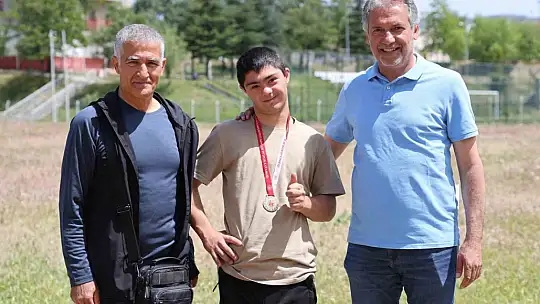 Özel sporcular atletizm yarışmasında ter döktü