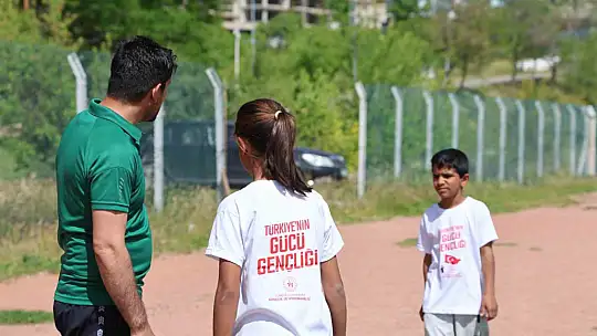 Özel sporcular atletizm yarışmasında ter döktü