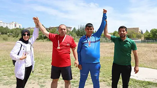Özel sporcular atletizm yarışmasında ter döktü