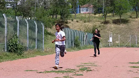 Özel sporcular atletizm yarışmasında ter döktü