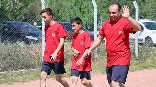 Özel sporcular atletizm yarışmasında ter döktü