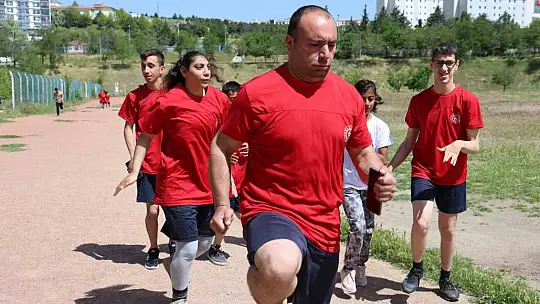 Özel sporcular atletizm yarışmasında ter döktü