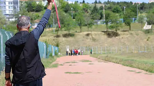 Özel sporcular atletizm yarışmasında ter döktü