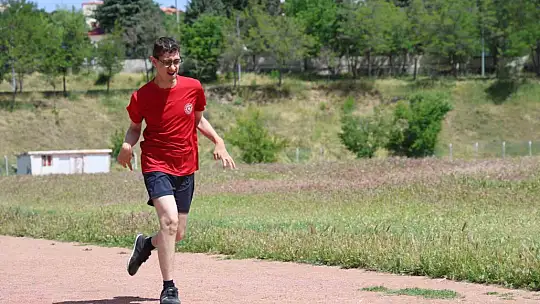 Özel sporcular atletizm yarışmasında ter döktü