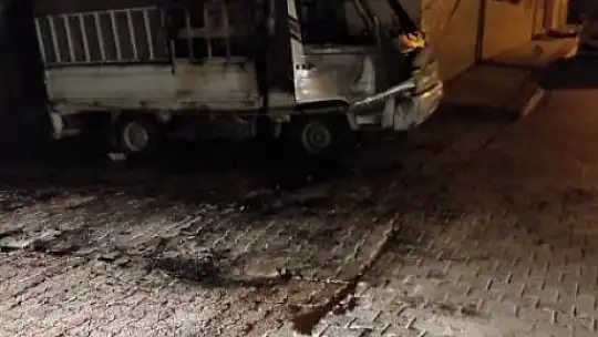 Park halindeki araç alev alev yandı