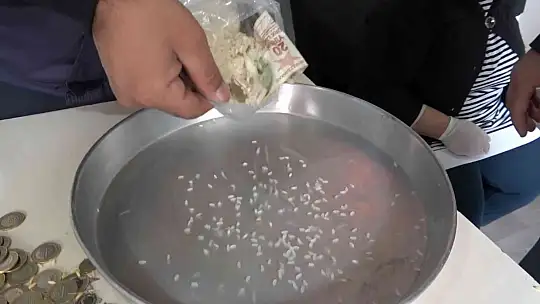 Pirincin içinden taş ayıklar gibi para ayıkladılar